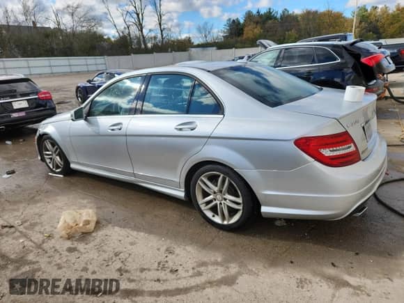 2012 Mercedes-Benz C 300 Sport с VIN WDDGF8BB4CA602947, выставлен на аукционе Copart как лот 90255685 с пробегом 86 917 миль миль и Чистый • Clean title. История ставок и продаж доступна на DreamBid. Изображение 2.