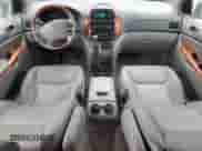 2008 Toyota Sienna XLE z VIN 5TDBK22C38S013128, wystawiony jako Copart lot #70060255 z przebiegiem 154 984 mil mil oraz Czysty tytuł • Clean title. Historia ofert i sprzedaży dostępna na DreamBid. Obrazek 8.