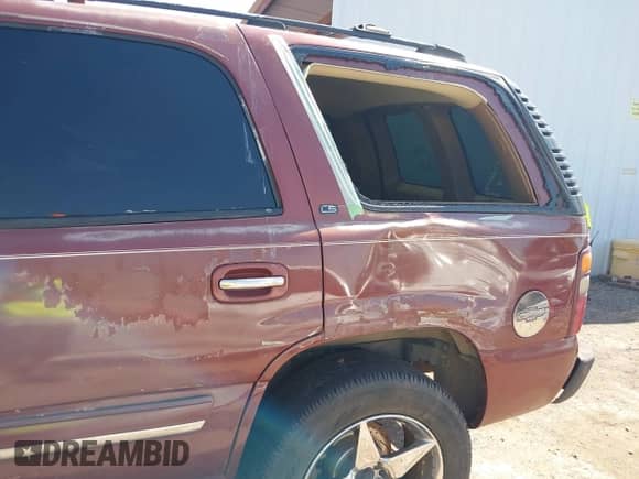 2000 Chevrolet Tahoe LS z VIN 1GNEC13T4YJ105131, wystawiony jako IAAI lot #42244209 z przebiegiem 242 008 mil mil oraz . Historia ofert i sprzedaży dostępna na DreamBid. Obrazek 6.