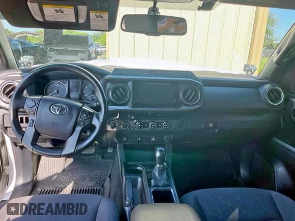 2017 Toyota Tacoma SR5 z VIN 3TMCZ5AN4HM062777, wystawiony jako Copart lot #90906075 z przebiegiem 98 654 mil mil oraz Czysty tytuł • Clean title. Historia ofert i sprzedaży dostępna na DreamBid. Obrazek 9.