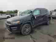 2020 Jeep Compass Latitude z VIN 3C4NJDBB4LT153870, wystawiony jako Copart lot #81761635 z przebiegiem Nie podano mil oraz Szkoda całkowita • Salvage title. Historia ofert i sprzedaży dostępna na DreamBid. Obrazek 1.