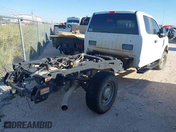 2019 Ford F-250 XL z VIN 1FD7X2B61KEE36543, wystawiony jako IAAI lot #43283113 z przebiegiem 164 926 mil mil oraz . Historia ofert i sprzedaży dostępna na DreamBid. Obrazek 4.