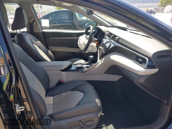 2020 Toyota Camry Hybrid XLE z VIN 4T1F31AK4LU526096, wystawiony jako IAAI lot #42213926 z przebiegiem 102 881 mil mil oraz . Historia ofert i sprzedaży dostępna na DreamBid. Obrazek 5.