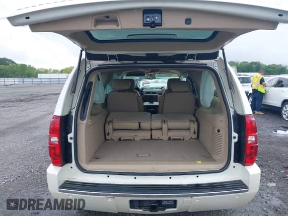 2010 Chevrolet Suburban LTZ z VIN 1GNUCKE07AR271316, wystawiony jako IAAI lot #42097289 z przebiegiem 109 626 mil mil oraz . Historia ofert i sprzedaży dostępna na DreamBid. Obrazek 18.