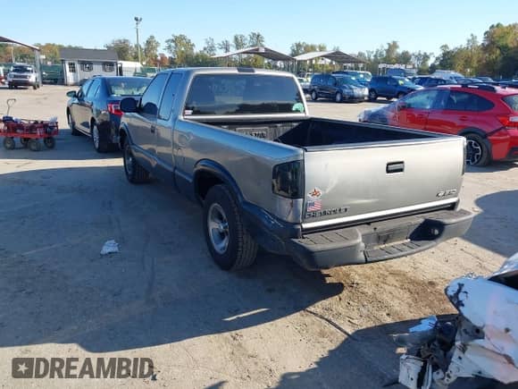 1998 Chevrolet S-10 LS z VIN 1GCCS19X0WK123534, wystawiony jako IAAI lot #43512998 z przebiegiem 183 283 mil mil oraz . Historia ofert i sprzedaży dostępna na DreamBid. Obrazek 3.