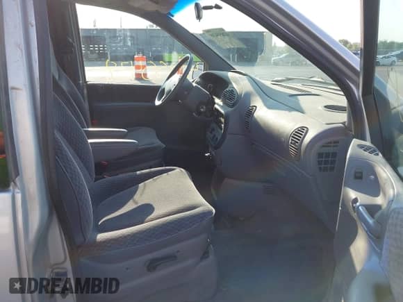 2000 Dodge Caravan SE with VIN 1B4GP44G9YB753211, listed as a IAAI auction lot 42855438 with 102,175 mi miles and . Bid and sale history available at DreamBid. Image 5.