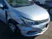 2018 Chevrolet Cruze LS z VIN 1G1BC5SM6J7201996, wystawiony jako IAAI lot #43451631 z przebiegiem 33 992 mil mil oraz . Historia ofert i sprzedaży dostępna na DreamBid. Obrazek 6.