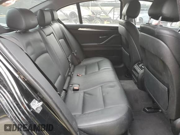 2015 BMW 5 Series 535d xDrive z VIN WBAFV3C5XFD686924, wystawiony jako Copart lot #50305025 z przebiegiem Nie podano mil oraz Szkoda całkowita • Salvage title. Historia ofert i sprzedaży dostępna na DreamBid. Obrazek 11.