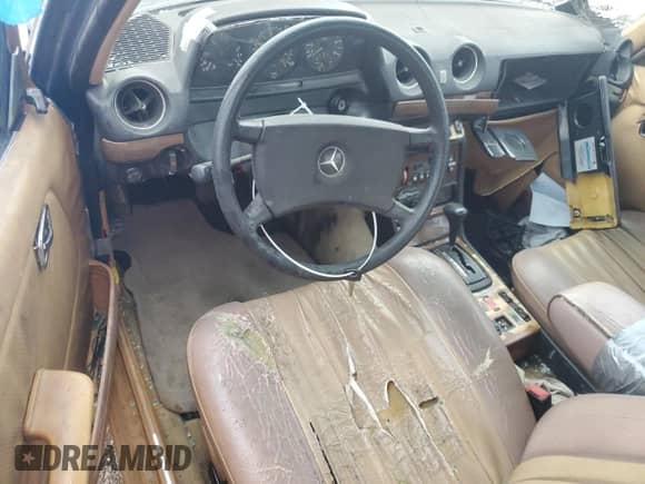 1985 Mercedes-Benz 300 с VIN WDBAB33C1FA208525, выставлен на аукционе Copart как лот 57603425 с пробегом 206 456 миль миль и Списание • Salvage title. История ставок и продаж доступна на DreamBid. Изображение 8.