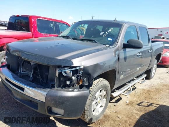 2011 Chevrolet Silverado 1500 LT z VIN 3GCPCSE03BG306876, wystawiony jako IAAI lot #43056312 z przebiegiem 217 417 mil mil oraz . Historia ofert i sprzedaży dostępna na DreamBid. Obrazek 2.