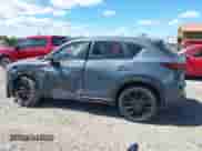 2025 Mazda CX-5 S Carbon Edition z VIN JM3KFBCM9S0704712, wystawiony jako IAAI lot #43104311 z przebiegiem 3 mil mil oraz . Historia ofert i sprzedaży dostępna na DreamBid. Obrazek 14.