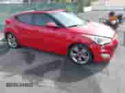 2013 Hyundai Veloster w/Black Int z VIN KMHTC6AD7DU117562, wystawiony jako IAAI lot #41993745 z przebiegiem 106 780 mil mil oraz . Historia ofert i sprzedaży dostępna na DreamBid. Obrazek 1.