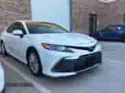 2021 Toyota Camry LE z VIN 4T1C11AK7MU595701, wystawiony jako Copart lot #65841075 z przebiegiem 30 616 mil mil oraz Czysty tytuł • Clean title. Historia ofert i sprzedaży dostępna na DreamBid. Obrazek 1.