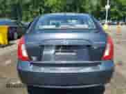 2006 Hyundai Accent GLS z VIN KMHCN46C86U016919, wystawiony jako Copart lot #68276735 z przebiegiem 131 346 mil mil oraz Szkoda całkowita • Salvage title. Historia ofert i sprzedaży dostępna na DreamBid. Obrazek 6.