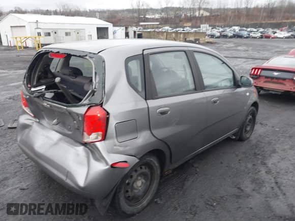 2008 Chevrolet Aveo LS z VIN KL1TD66658B110470, wystawiony jako IAAI lot #41802890 z przebiegiem 116 376 mil mil oraz . Historia ofert i sprzedaży dostępna na DreamBid. Obrazek 4.