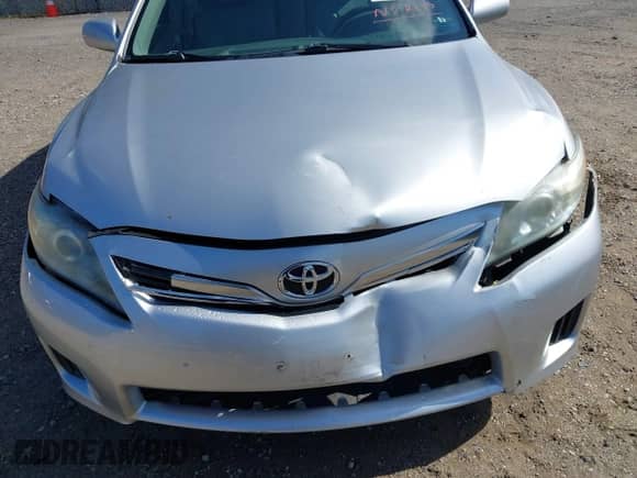 2010 Toyota Camry z VIN 4T1BB3EK8AU117927, wystawiony jako IAAI lot #43307305 z przebiegiem Nie podano mil oraz . Historia ofert i sprzedaży dostępna na DreamBid. Obrazek 6.