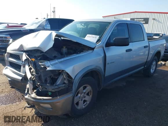 2010 Dodge 1500 ST z VIN 1D7RB1CPXAS133215, wystawiony jako IAAI lot #42673131 z przebiegiem 127 581 mil mil oraz . Historia ofert i sprzedaży dostępna na DreamBid. Obrazek 2.