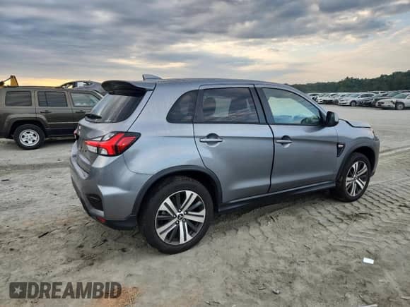 2023 Mitsubishi Outlander ES z VIN JA4ARUAU4PU014368, wystawiony jako Copart lot #80886605 z przebiegiem 28 594 mil mil oraz Szkoda całkowita • Salvage title. Historia ofert i sprzedaży dostępna na DreamBid. Obrazek 3.