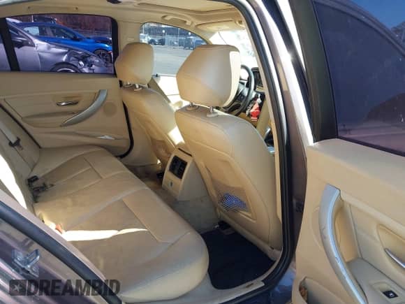 2013 BMW 3 Series 328i xDrive с VIN WBA3B5C55DF594855, выставлен на аукционе IAAI как лот 43538178 с пробегом 146 765 миль миль и . История ставок и продаж доступна на DreamBid. Изображение 8.