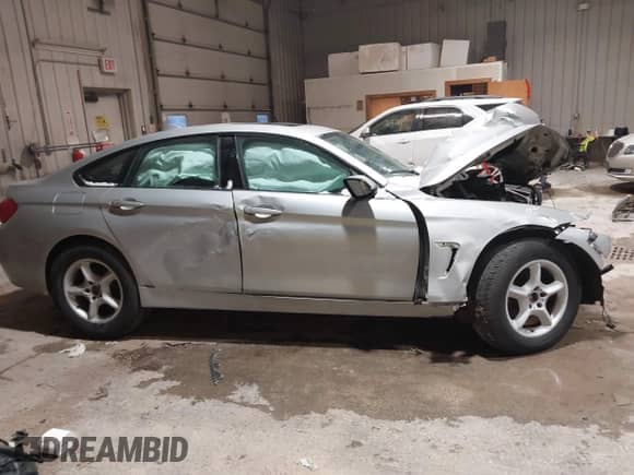 2015 BMW 4 Series 428i xDrive z VIN WBA4A7C50FD414523, wystawiony jako IAAI lot #41092312 z przebiegiem Nie podano mil oraz . Historia ofert i sprzedaży dostępna na DreamBid. Obrazek 13.