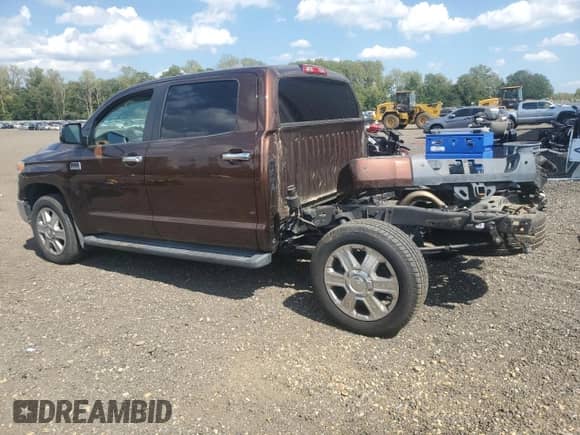 2017 Toyota Tundra Platinum с VIN 5TFAY5F15HX631839, выставлен на аукционе Copart как лот 71710825 с пробегом 106 185 миль миль и Списание • Salvage title. История ставок и продаж доступна на DreamBid. Изображение 2.