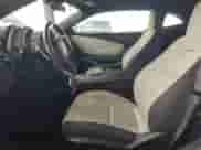 2015 Chevrolet Camaro LT z VIN 2G1FD1E39F9204102, wystawiony jako Copart lot #81142725 z przebiegiem 108 330 mil mil oraz Szkoda całkowita • Salvage title. Historia ofert i sprzedaży dostępna na DreamBid. Obrazek 7.