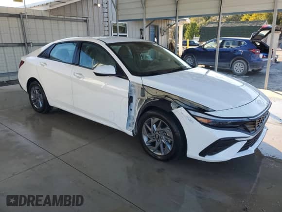 2024 Hyundai Elantra SEL z VIN KMHLM4DG4RU820650, wystawiony jako Copart lot #90526315 z przebiegiem 26 598 mil mil oraz Czysty tytuł • Clean title. Historia ofert i sprzedaży dostępna na DreamBid. Obrazek 4.