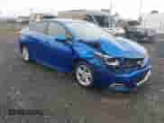 2017 Chevrolet Cruze LT z VIN 1G1BE5SM2H7113399, wystawiony jako IAAI lot #43344869 z przebiegiem 215 612 mil mil oraz . Historia ofert i sprzedaży dostępna na DreamBid. Obrazek 1.