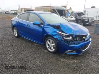 2017 Chevrolet Cruze LT z VIN 1G1BE5SM2H7113399, wystawiony jako IAAI lot #43344869 z przebiegiem 215 612 mil mil oraz . Historia ofert i sprzedaży dostępna na DreamBid. Obrazek 1.