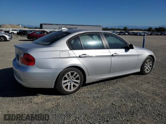 2007 BMW 3 Series 328xi z VIN WBAVC73557KP33136, wystawiony jako Copart lot #85649935 z przebiegiem 178 613 mil mil oraz Czysty tytuł • Clean title. Historia ofert i sprzedaży dostępna na DreamBid. Obrazek 3.
