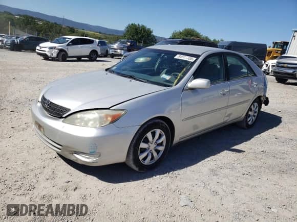 2002 Toyota Camry XLE z VIN 4T1BE32K22U636985, wystawiony jako Copart lot #84587305 z przebiegiem 150 719 mil mil oraz Szkoda całkowita • Salvage title. Historia ofert i sprzedaży dostępna na DreamBid. Obrazek 1.