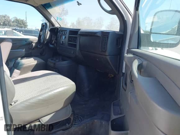 2013 Chevrolet Express Cargo z VIN 1GCWGFBA2D1115469, wystawiony jako IAAI lot #43106361 z przebiegiem 178 751 mil mil oraz . Historia ofert i sprzedaży dostępna na DreamBid. Obrazek 5.