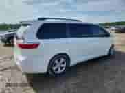 2017 Toyota Sienna LE Auto Access Seat z VIN 5TDKZ3DC4HS858715, wystawiony jako Copart lot #66798095 z przebiegiem 134 643 mil mil oraz Szkoda całkowita • Salvage title. Historia ofert i sprzedaży dostępna na DreamBid. Obrazek 3.