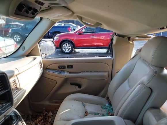 2004 Chevrolet Tahoe Z71 z VIN 1GNEK13Z54R242162, wystawiony jako IAAI lot #41457893 z przebiegiem 397 233 mil mil oraz . Historia ofert i sprzedaży dostępna na DreamBid. Obrazek 5.