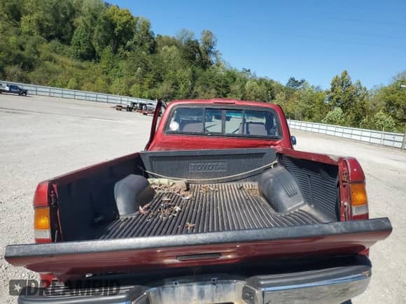 1996 Toyota Tacoma z VIN 4TAPM62N7TZ136944, wystawiony jako Copart lot #82388415 z przebiegiem 203 425 mil mil oraz Szkoda całkowita • Salvage title. Historia ofert i sprzedaży dostępna na DreamBid. Obrazek 10.