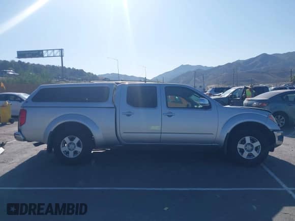 2008 Nissan Frontier SE z VIN 1N6AD09U68C425017, wystawiony jako IAAI lot #42393947 z przebiegiem Nie podano mil oraz . Historia ofert i sprzedaży dostępna na DreamBid. Obrazek 13.