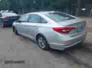2015 Hyundai Sonata SE z VIN 5NPE24AF1FH246688, wystawiony jako IAAI lot #42634545 z przebiegiem 142 745 mil mil oraz . Historia ofert i sprzedaży dostępna na DreamBid. Obrazek 3.