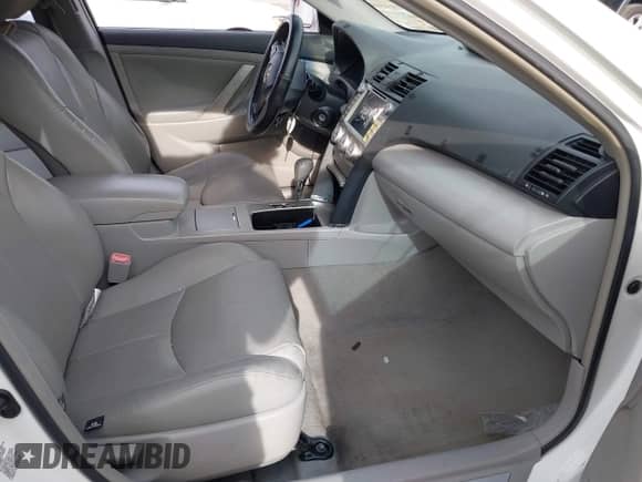 2010 Toyota Camry XLE z VIN 4T1BF3EK0AU505223, wystawiony jako IAAI lot #43241727 z przebiegiem 184 525 mil mil oraz . Historia ofert i sprzedaży dostępna na DreamBid. Obrazek 5.