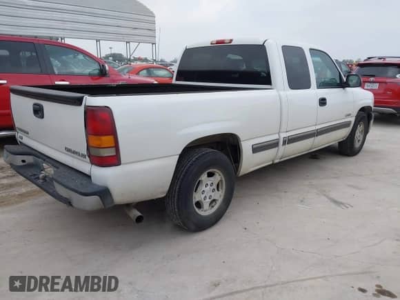 2000 Chevrolet Silverado 1500 LS with VIN 2GCEC19V5Y1338379, listed as a IAAI auction lot 42250903 with 123,676 mi miles and . Bid and sale history available at DreamBid. Image 4.