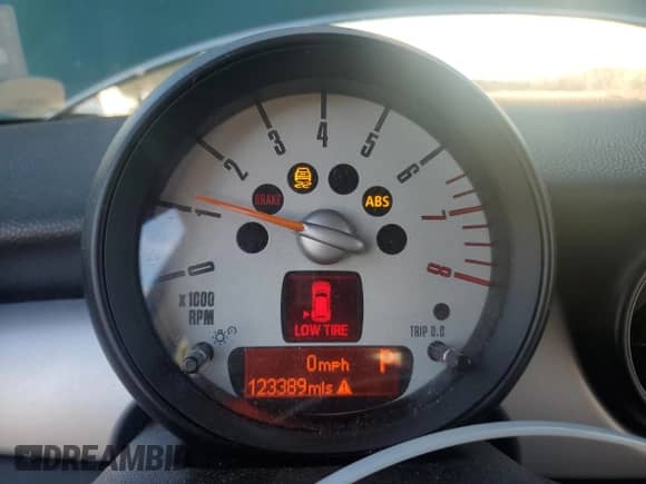 2011 MINI Hardtop with VIN WMWSU3C59BT253726, listed as a Copart auction lot 87220845 with 123,389 mi miles and Salvage title. Bid and sale history available at DreamBid. Image 9.