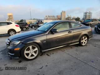 2012 Mercedes-Benz C 250 с VIN WDDGJ4HB9CF795565, выставлен на аукционе Copart как лот 81982335 с пробегом 140 849 миль миль и Чистый • Clean title. История ставок и продаж доступна на DreamBid. Изображение 1.