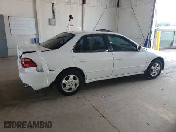 2000 Honda Accord EX with VIN 1HGCG5668YA119262, listed as a Copart auction lot 69171125 with 162,257 mi miles and Salvage title. Bid and sale history available at DreamBid. Image 3.