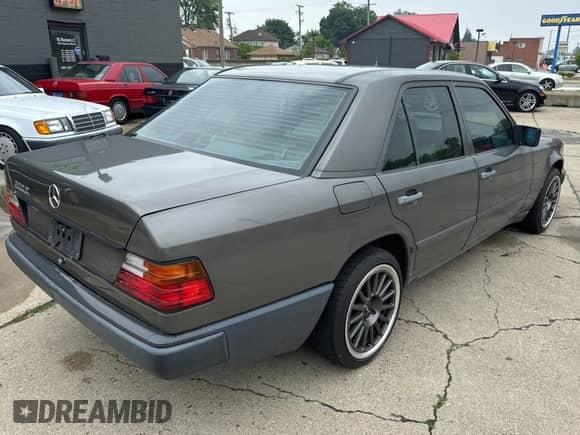 1989 Mercedes-Benz 300 E with VIN WDBEA30D2KB022367, listed as a Copart auction lot 60087495 with 76,930 mi miles and Clean title. Bid and sale history available at DreamBid. Image 4.