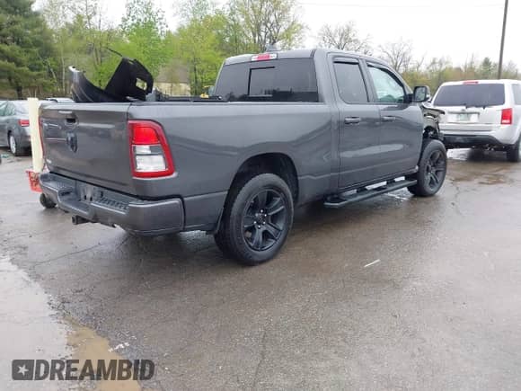 2020 Ram 1500 Big Horn z VIN 1C6SRFBT9LN292321, wystawiony jako IAAI lot #42193481 z przebiegiem 81 809 mil mil oraz . Historia ofert i sprzedaży dostępna na DreamBid. Obrazek 4.