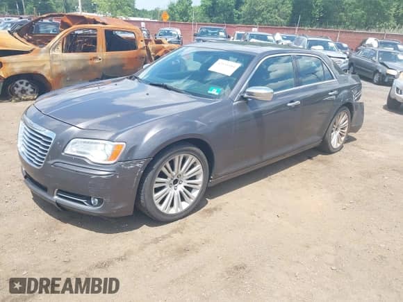 2013 Chrysler 300 C с VIN 2C3CCAEG9DH731936, выставлен на аукционе IAAI как лот 42535584 с пробегом 163 119 миль миль и . История ставок и продаж доступна на DreamBid. Изображение 17.