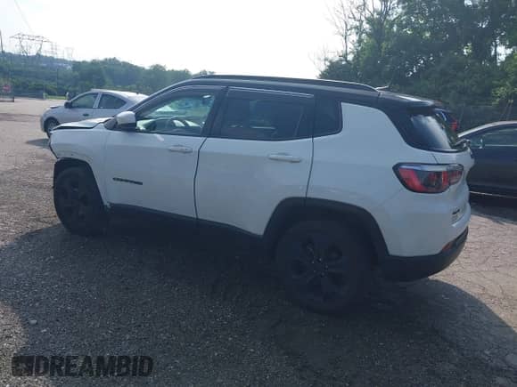 2019 Jeep Compass Latitude with VIN 3C4NJDBB2KT776516, listed as a IAAI auction lot 42635670 with 96,827 mi miles and . Bid and sale history available at DreamBid. Image 3.