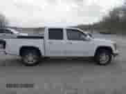 2011 Chevrolet Colorado 1LT z VIN 1GCHTCFE6B8141559, wystawiony jako IAAI lot #41812559 z przebiegiem 147 848 mil mil oraz . Historia ofert i sprzedaży dostępna na DreamBid. Obrazek 13.