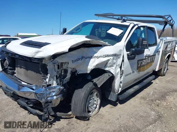 2022 Chevrolet Silverado 2500HD Work Truck z VIN 1GB1YLE78NF325329, wystawiony jako IAAI lot #41810070 z przebiegiem 34 933 mil mil oraz . Historia ofert i sprzedaży dostępna na DreamBid. Obrazek 2.