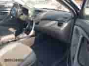 2013 Hyundai Elantra GLS z VIN KMHDH4AEXDU656597, wystawiony jako IAAI lot #42389315 z przebiegiem 173 093 mil mil oraz . Historia ofert i sprzedaży dostępna na DreamBid. Obrazek 5.