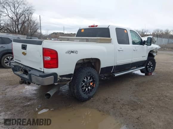 2011 Chevrolet Silverado 2500HD LTZ z VIN 1GC1KYC85BF127809, wystawiony jako IAAI lot #41846872 z przebiegiem 247 513 mil mil oraz . Historia ofert i sprzedaży dostępna na DreamBid. Obrazek 4.